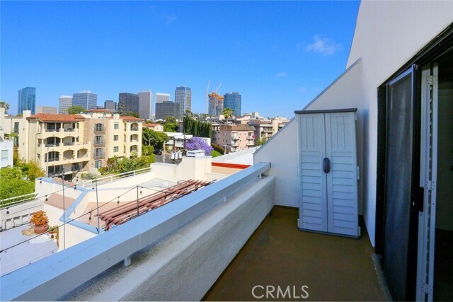 Building Photo - 1423 S Beverly Glen Blvd