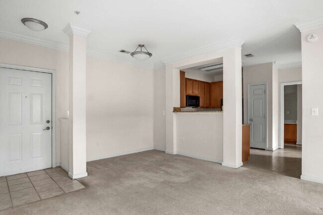 Building Photo - Modern Condo Living with Balcony and Great Location