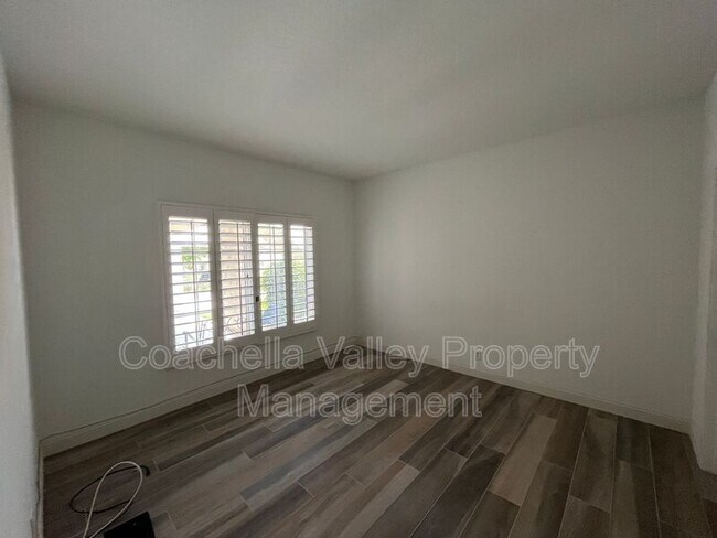 Building Photo - 289 Vista Royale Cir W