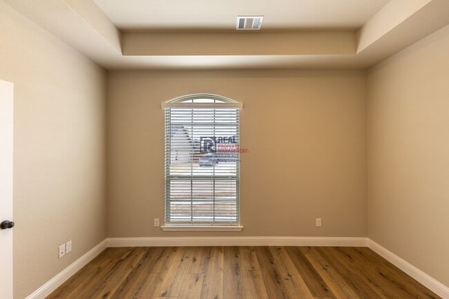 Building Photo - Well-Designed 3 Bed/2 Bath Home with Bonus Office