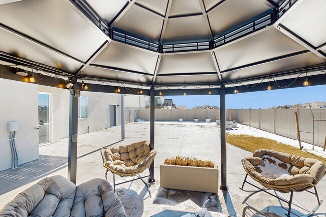 Building Photo - Large Spacious 4 Bedroom Home in Desirable Highland with Private Backyard and Finished Basement