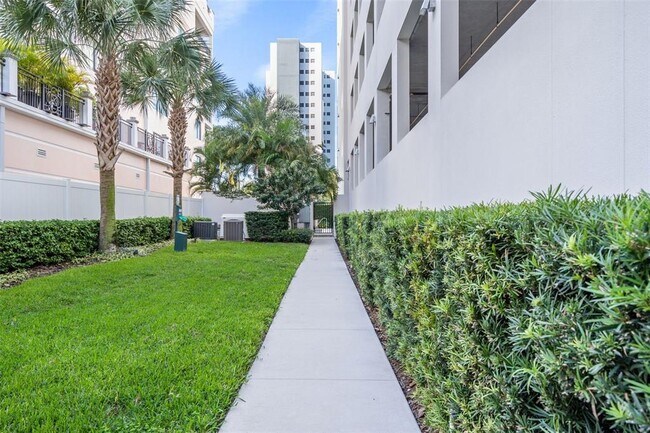 Building Photo - 176 4th Ave NE