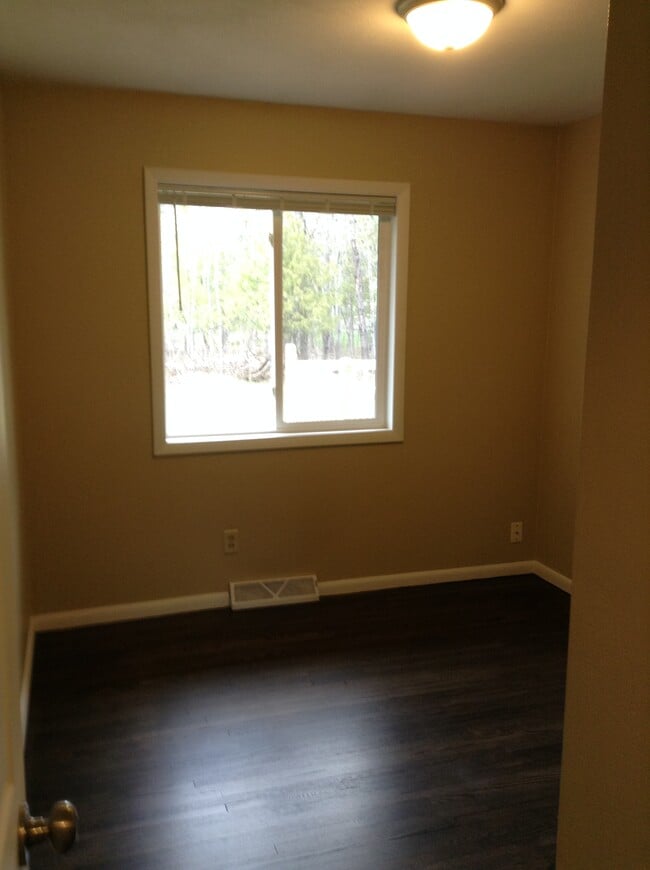 Building Photo - 1229 W Arrowhead Rd