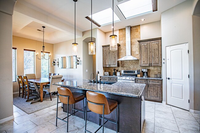 Building Photo - Beautiful 4 bedroom 2.5 bathroom