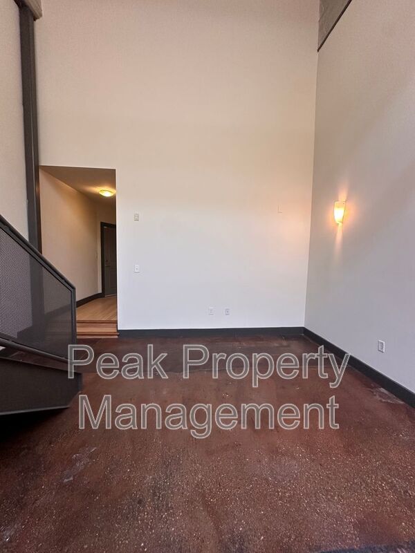 Building Photo - 212 W 7th St