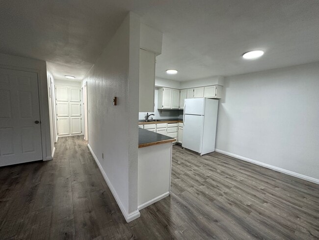 Building Photo - L996