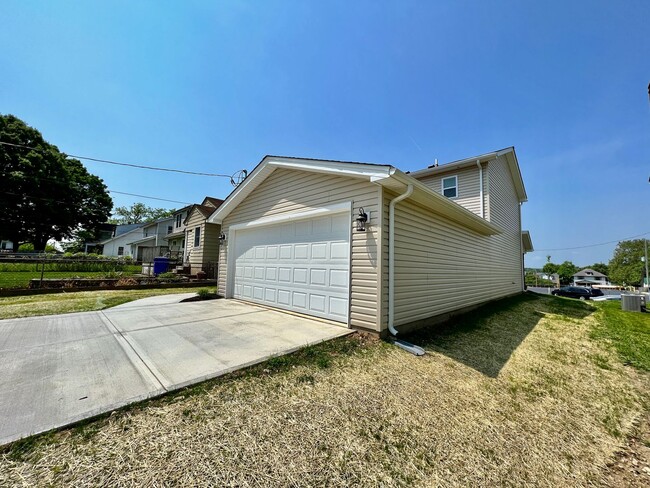 Building Photo - Brand New Home Walking distance to Spooky ...