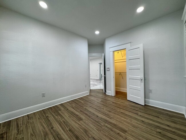 Building Photo - 409 S Willow Ave