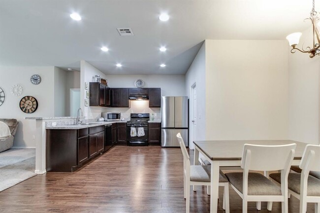 Building Photo - 2217 Stella Rd