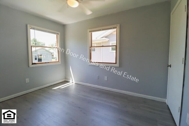 Building Photo - Now available 2 bedroom house!