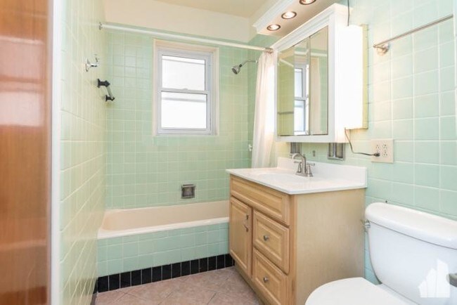 Building Photo - 2 bedroom in Chicago IL 60626