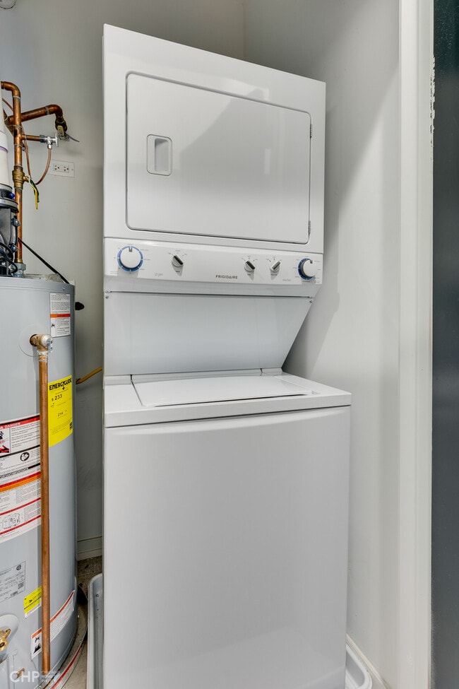 Building Photo - 2301 W Chicago Ave