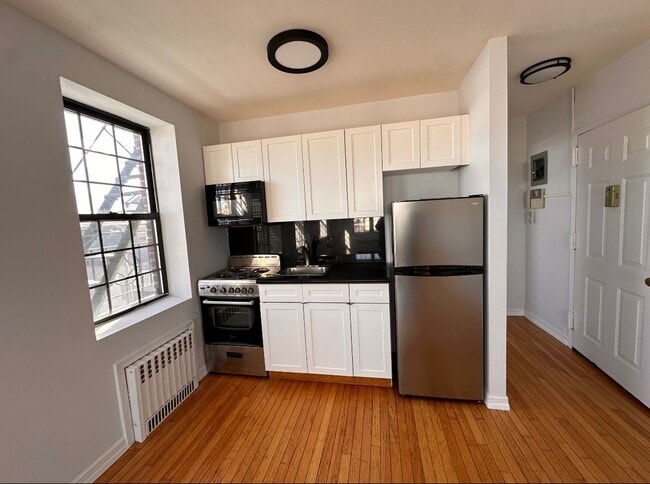 Building Photo - 890 W Beech St