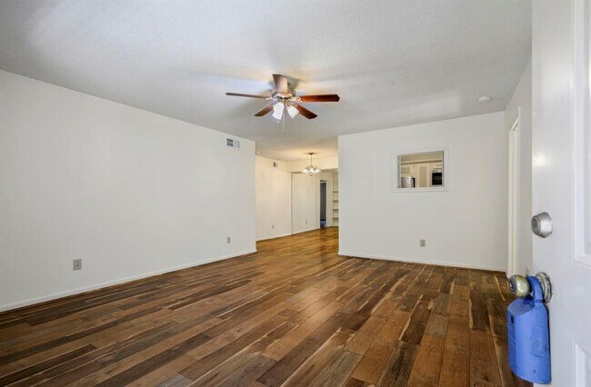 Building Photo - 1311 Antoine Dr