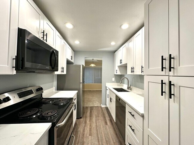 Building Photo - 2Bd/1.75Ba Kirkland Condo