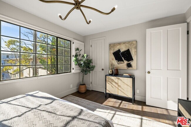 Building Photo - 202 San Vicente Blvd