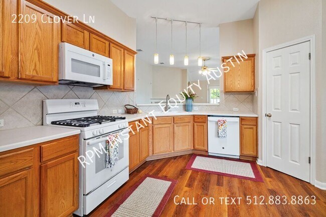 Building Photo - 2209 Clover Ln