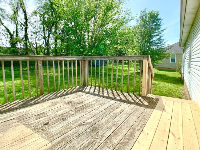 Building Photo - 236 Moncrest Dr