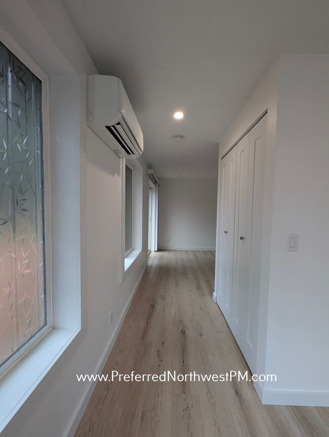 Building Photo - Modern 1 Bedroom Unit With Utilities and WiFi Included