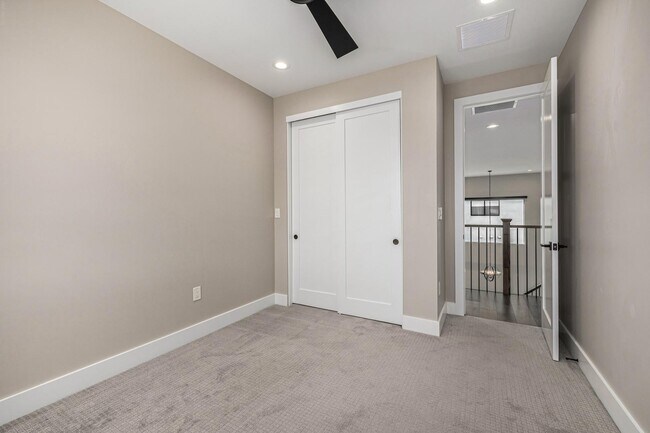 Building Photo - 3821 E Devonshire Ave