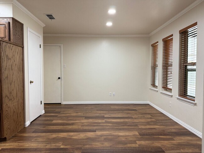 Building Photo - House For Rent