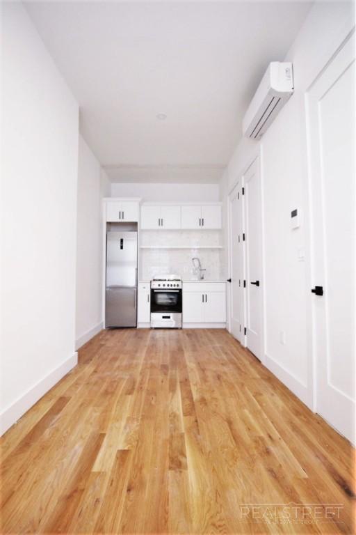 Building Photo - Stunning Modern Studio w Full Amenities