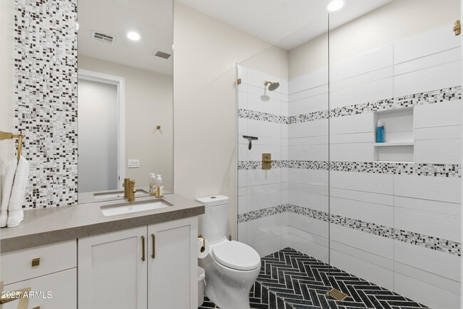 Building Photo - 4601 N Royal View Dr