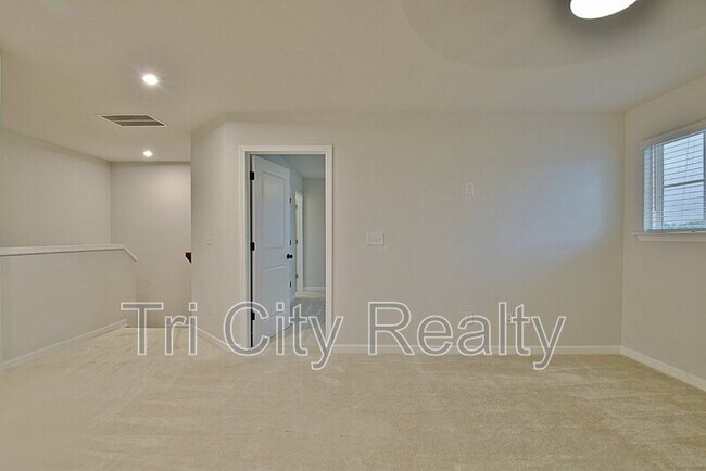 Building Photo - 504 Albertson Ave