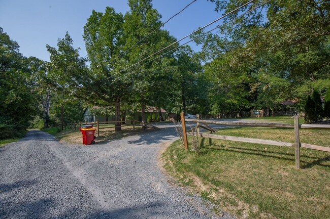 Building Photo - 115 Old Bridge Rd