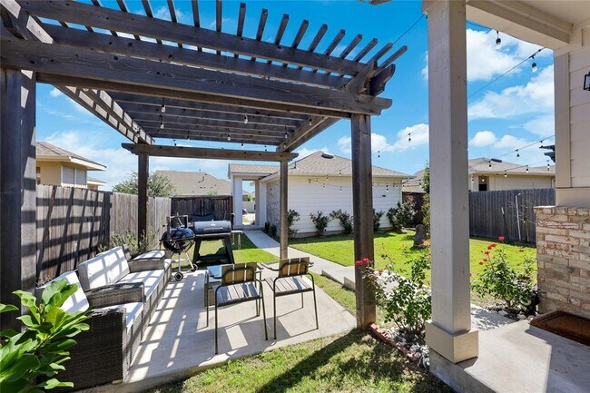 Building Photo - 6203 Principale Dr