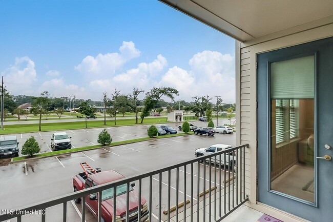Building Photo - 2 Bed 2 Bath Condo - Open Concept at the I...