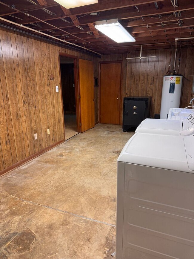 Building Photo - 104 Tanzalon Dr