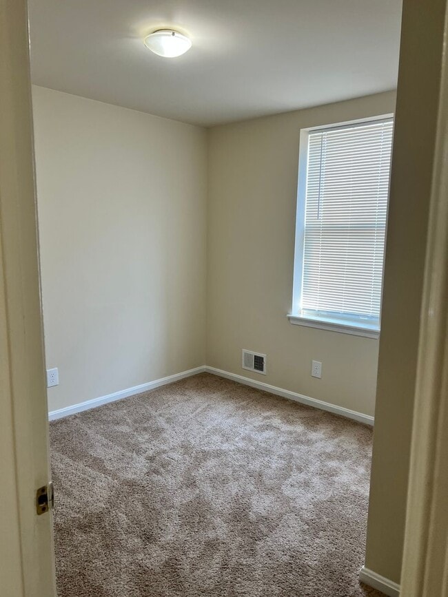 Building Photo - Charming 3BR Townhome