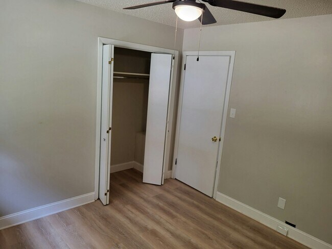 Building Photo - 4510 Mockingbird Dr NE