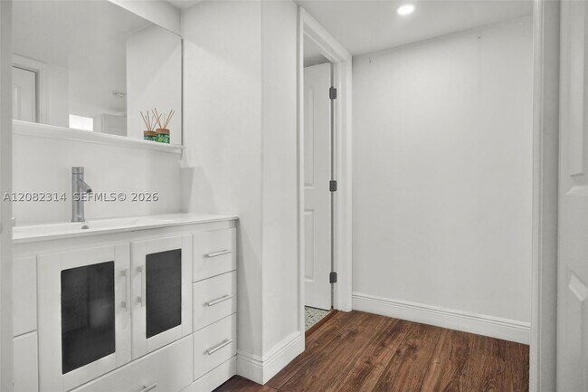 Building Photo - 520 Brickell Key Dr