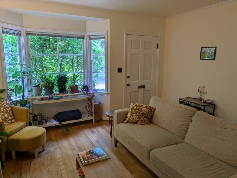 Building Photo - 636 NE 30th Ave