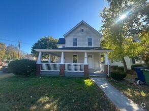 Building Photo - Newly Renovated 5 Bedroom 2 Bathroom Singl...