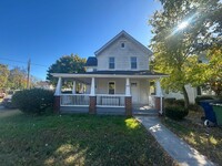 Building Photo - Newly Renovated 5 Bedroom 2 Bathroom Singl...