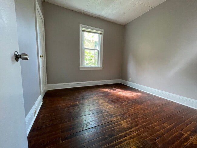 Building Photo - WARM & COMFY SINGLE FAMILY HOME
