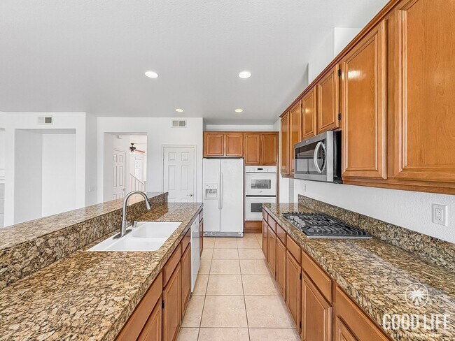 Building Photo - Stylish 4B/3BA Home with Upgraded Kitchen ...