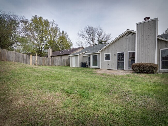 Building Photo - Spacious 3 bedroom/2 bath home available for rent!