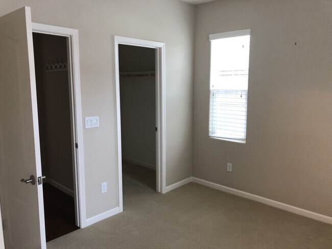 Building Photo - 5 bedroom Whitney Ranch Beauty! Walking di...