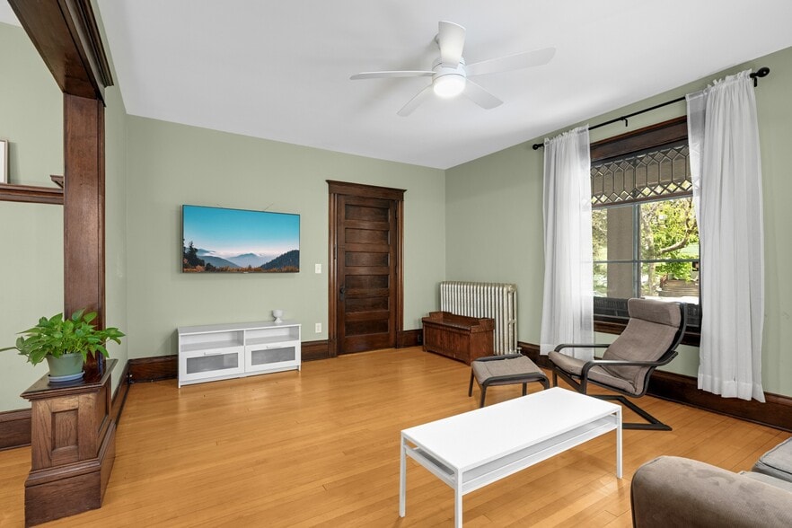 living room - 2220 26th Ave S