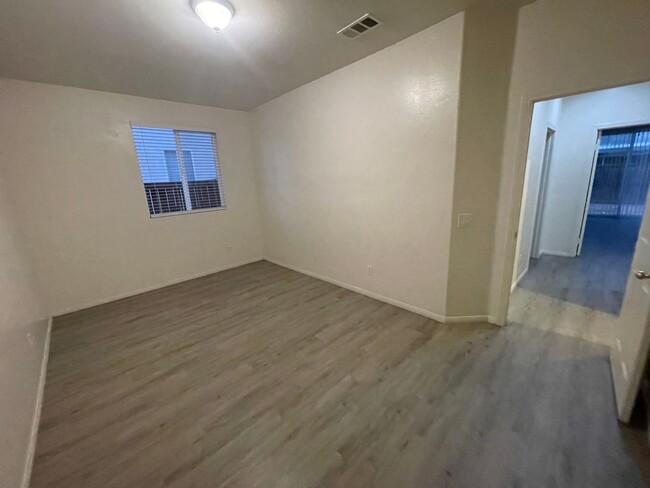 Building Photo - Hesperia- 3 Bedrooms, 2 bathrooms, New pai...