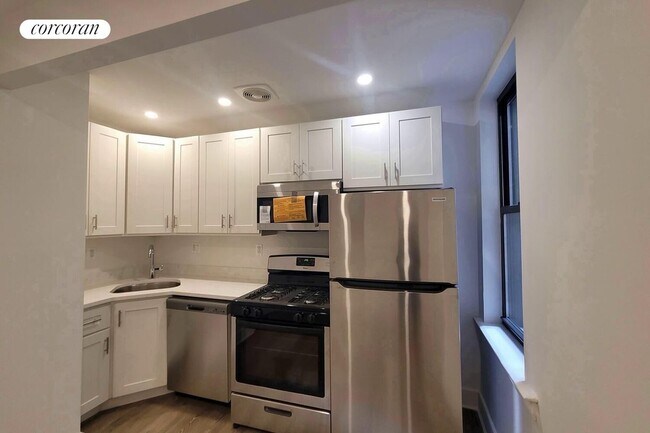 Building Photo - 45 W 81st St