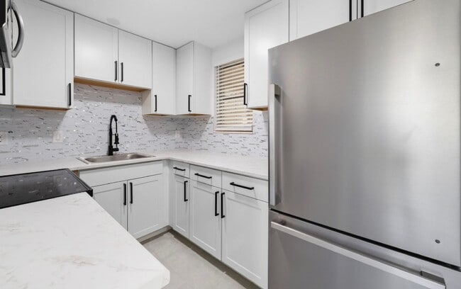 Building Photo - Renovated 3 bedroom 1 Bathroom fenced yard...
