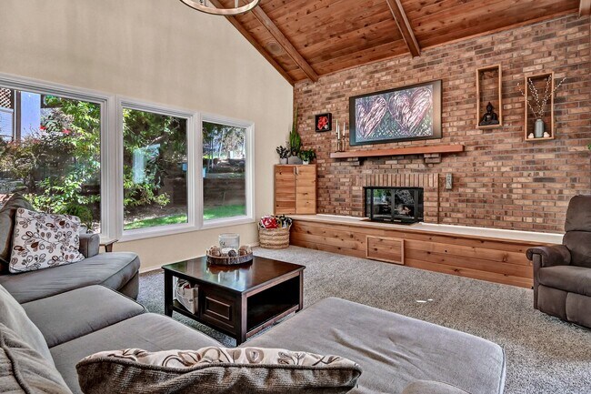 Building Photo - Cozy Hillside Boise Beauty Available 1/1/26!