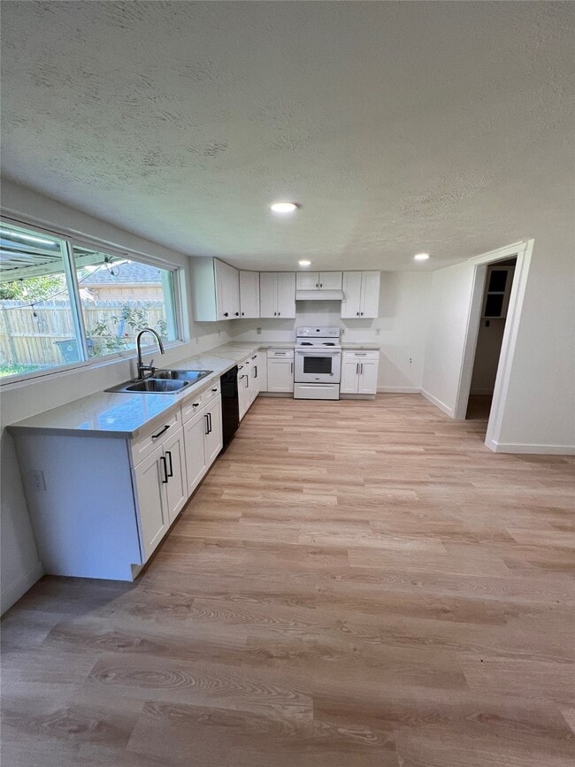 Primary Photo - 3211 Meadowview Dr
