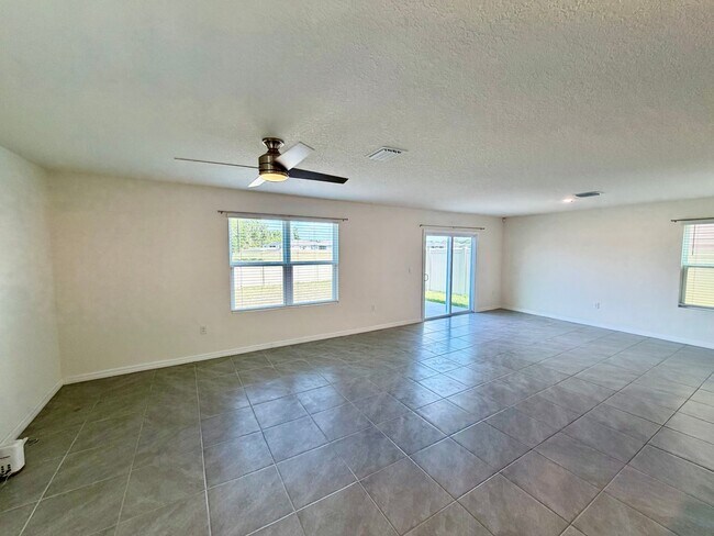 Building Photo - Beautiful Home in Newberry, FL – Spacious, Modern, and Peaceful Living