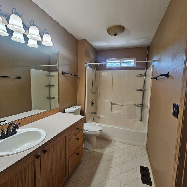 Building Photo - Move-In Ready Silverdale Home Close to Everything